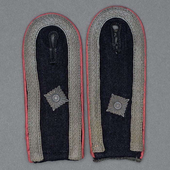 RG2 Matched pair of later issued Heer slip on shoulder straps as worn on the black Panzer wrap by an NCO — image 2