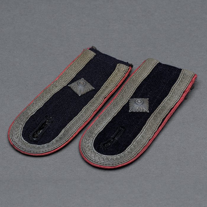 RG2 Matched pair of later issued Heer slip on shoulder straps as worn on the black Panzer wrap by an NCO — image 3