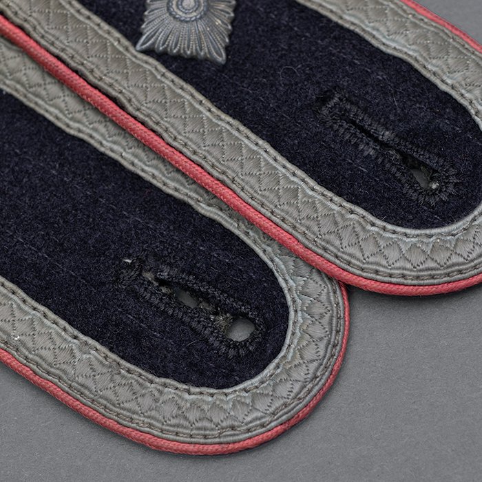 RG2 Matched pair of later issued Heer slip on shoulder straps as worn on the black Panzer wrap by an NCO — image 4