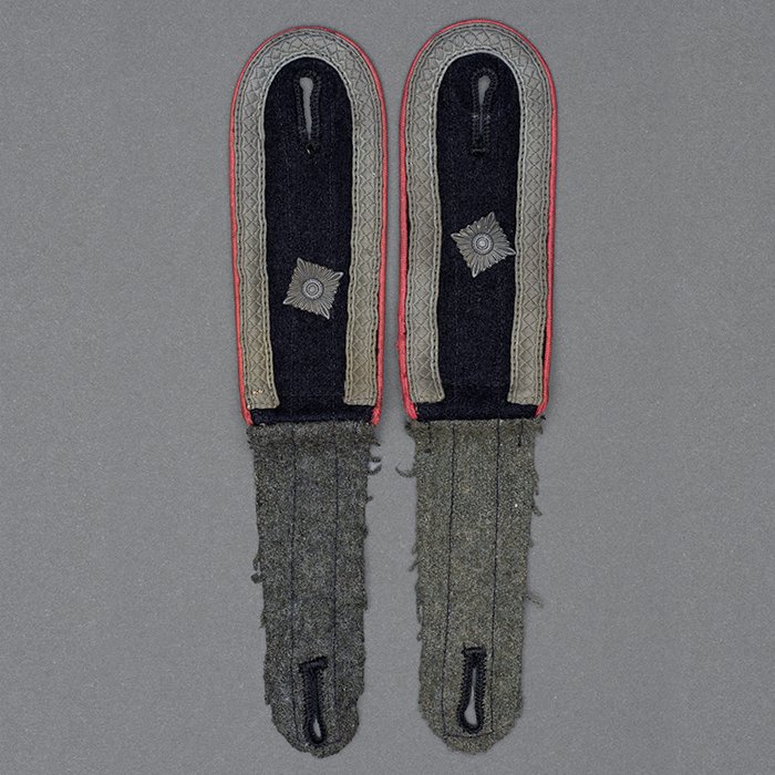 RG2 Matched pair of later issued Heer slip on shoulder straps as worn on the black Panzer wrap by an NCO — image 5