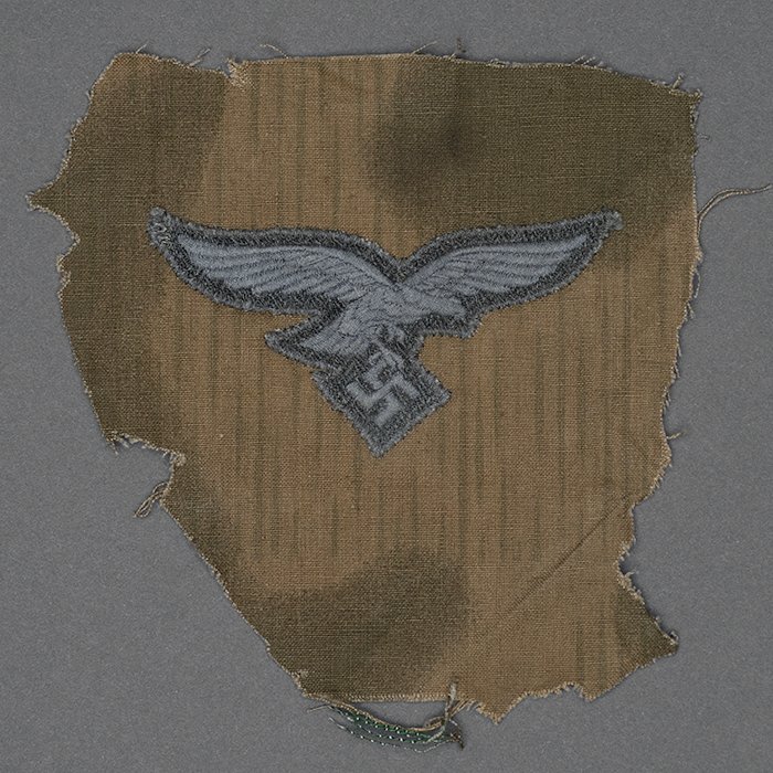 LA17 Luftwaffe national emblem cut from a sumpftarn pattern Fallschirmjäger smock — image 2
