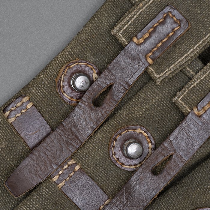 LA10 Single service used left hand side MP40 magazine pouch — image 3