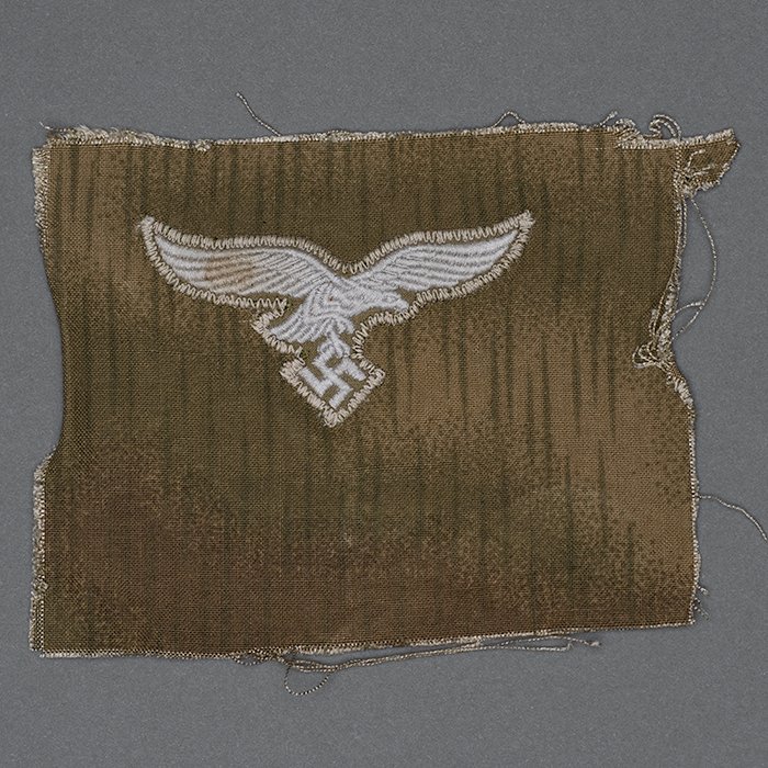 LA19 Luftwaffe national emblem cut from a sumpftarn pattern Fallschirmjäger smock — image 2