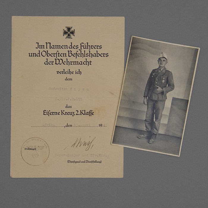 SH70 EKII award document with full portrait photo for a Heer Gefreiter from 2./le.I.R.155 (90.leichte) — image 2