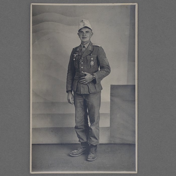 SH70 EKII award document with full portrait photo for a Heer Gefreiter from 2./le.I.R.155 (90.leichte) — image 5