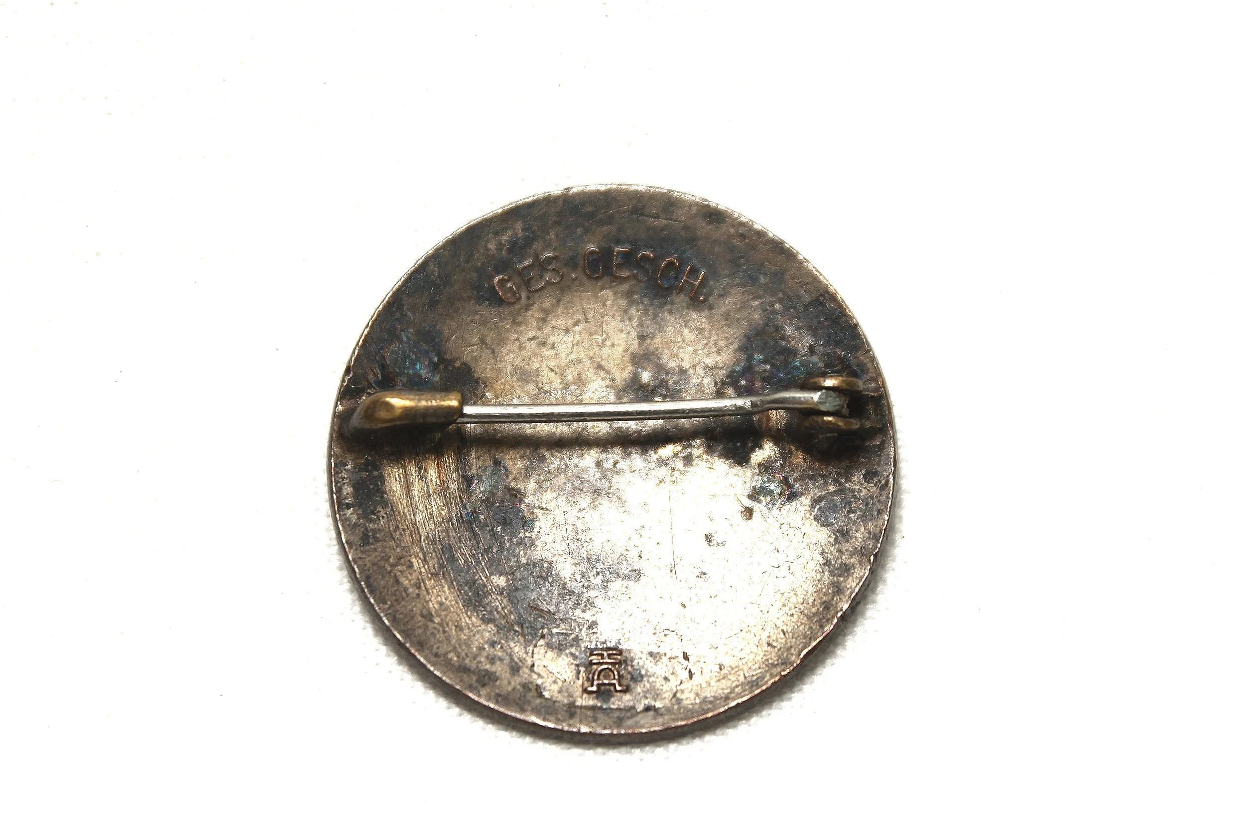 Original WW2 DRK (Deutsches Rotes Kreuz) Badge — image 2