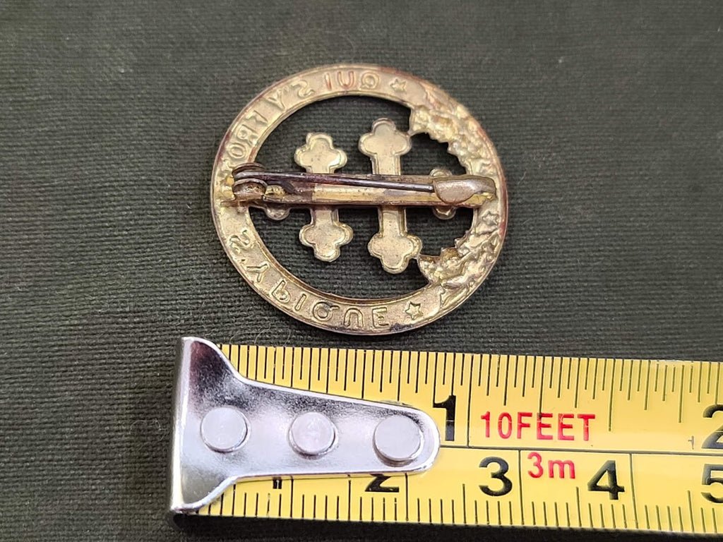 Qui s'y Frotte, s'y Pique WWI French Pin — image 2