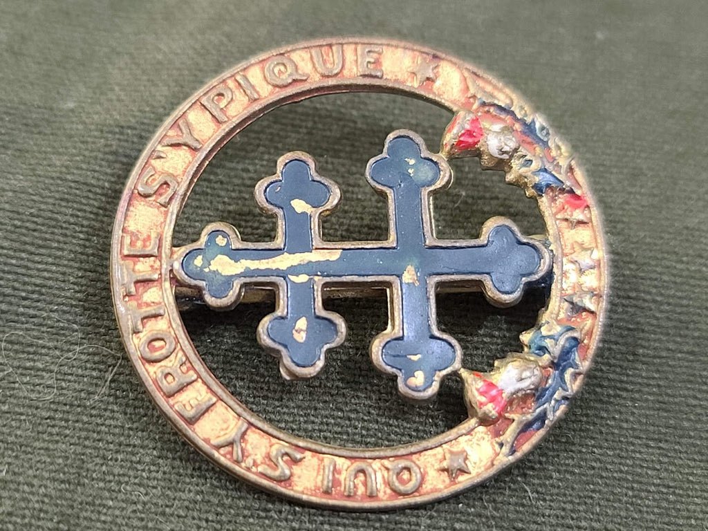 Qui s'y Frotte, s'y Pique WWI French Pin — image 4