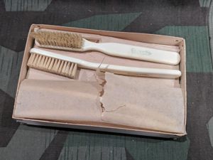 Original Garantie White Handled Toothbrushes