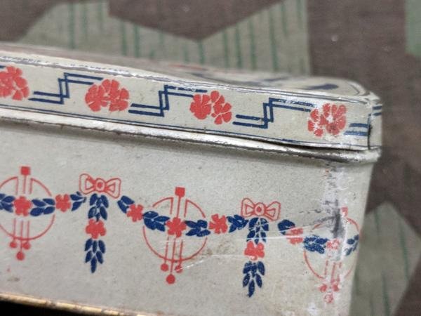 WWI Era Anker Sewing Machine Tin — image 8