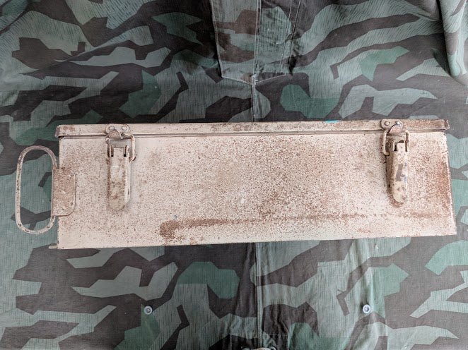 Luftschutz Apotheke Medicine Cabinet — image 10