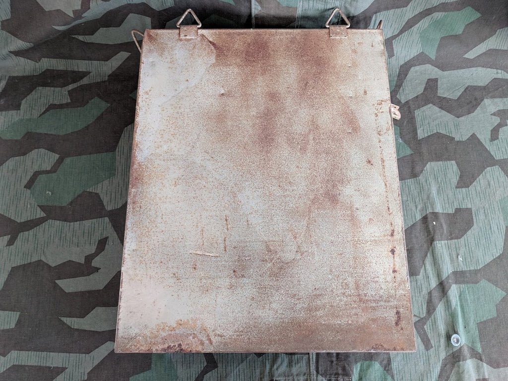 Luftschutz Apotheke Medicine Cabinet — image 6