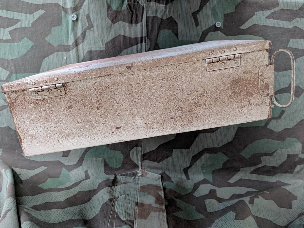 Luftschutz Apotheke Medicine Cabinet — image 8