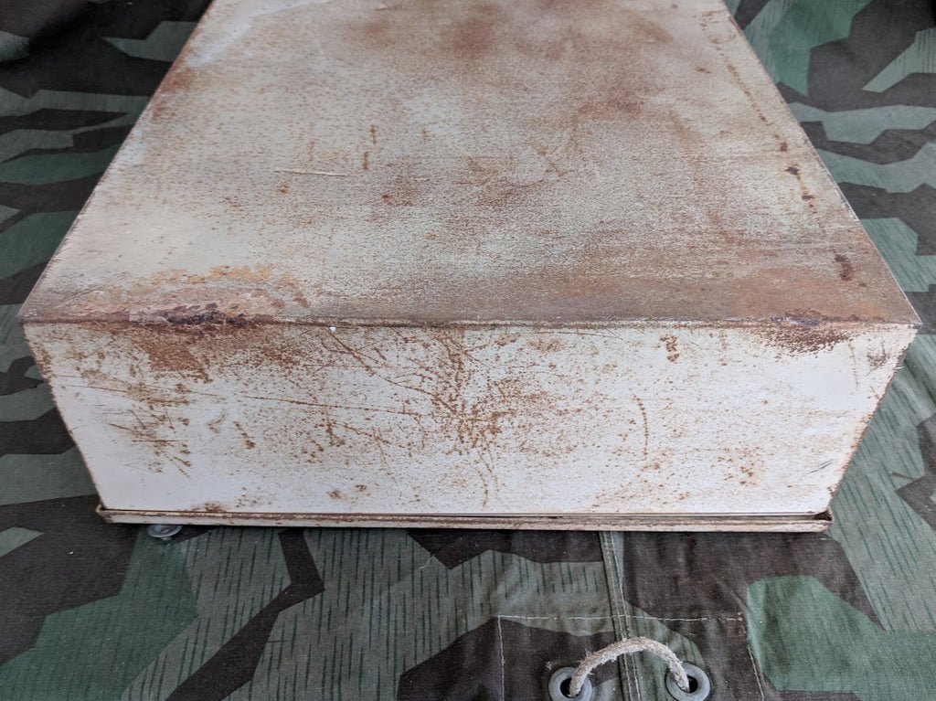 Luftschutz Apotheke Medicine Cabinet — image 9