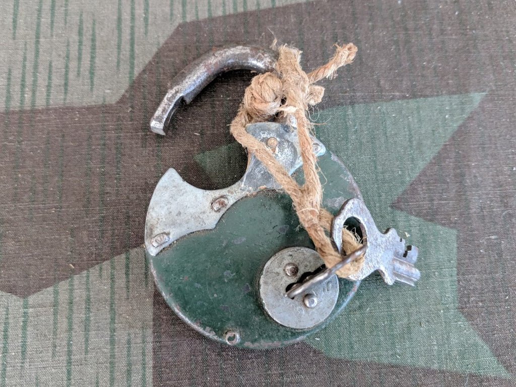 Green Lock with 2 Keys — image 2
