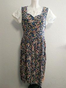 German Sleeveless Flower Dress and White Undershirt(B-39' W-31' H-48')