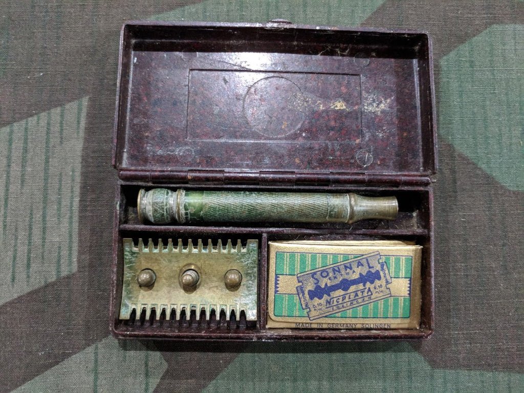 Razor in Bakelite Case with Razor Blades — image 2