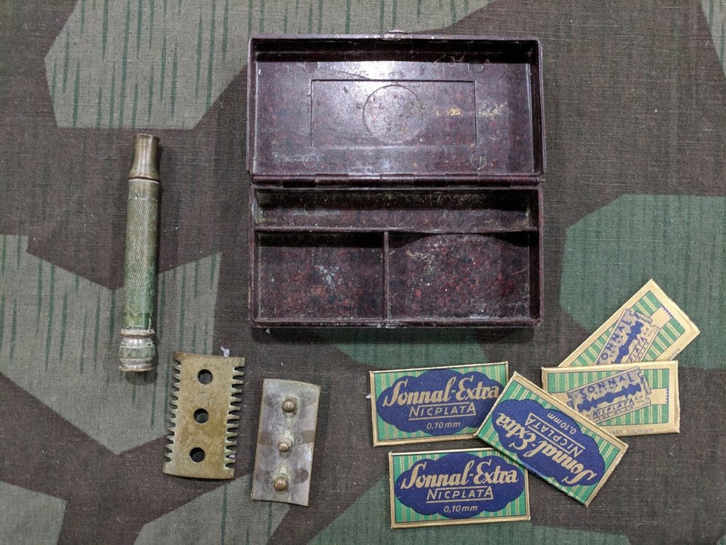 Razor in Bakelite Case with Razor Blades — image 3