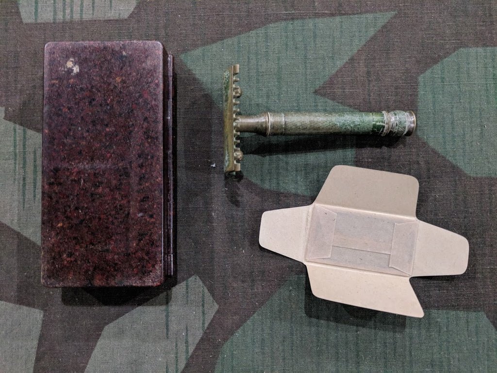 Razor in Bakelite Case with Razor Blades — image 4