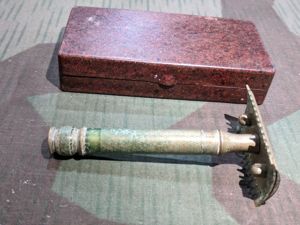 Razor in Bakelite Case with Razor Blades
