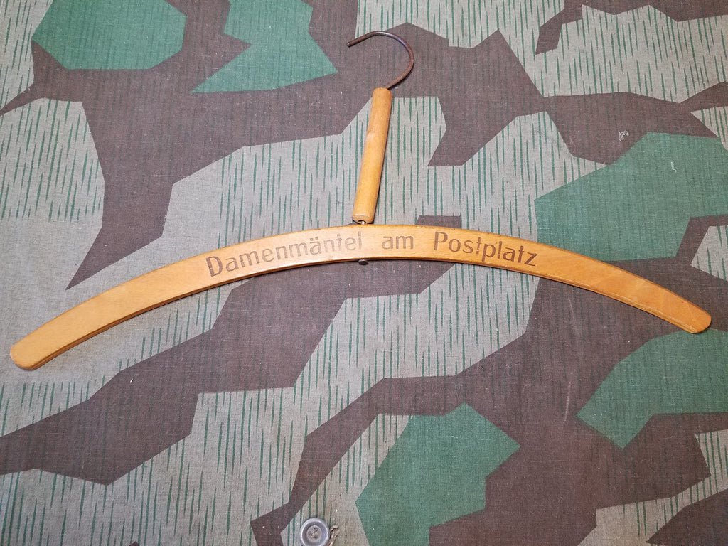 Damenmäntel am Postplatz Hanger — image 2