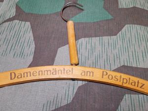 Damenmäntel am Postplatz Hanger
