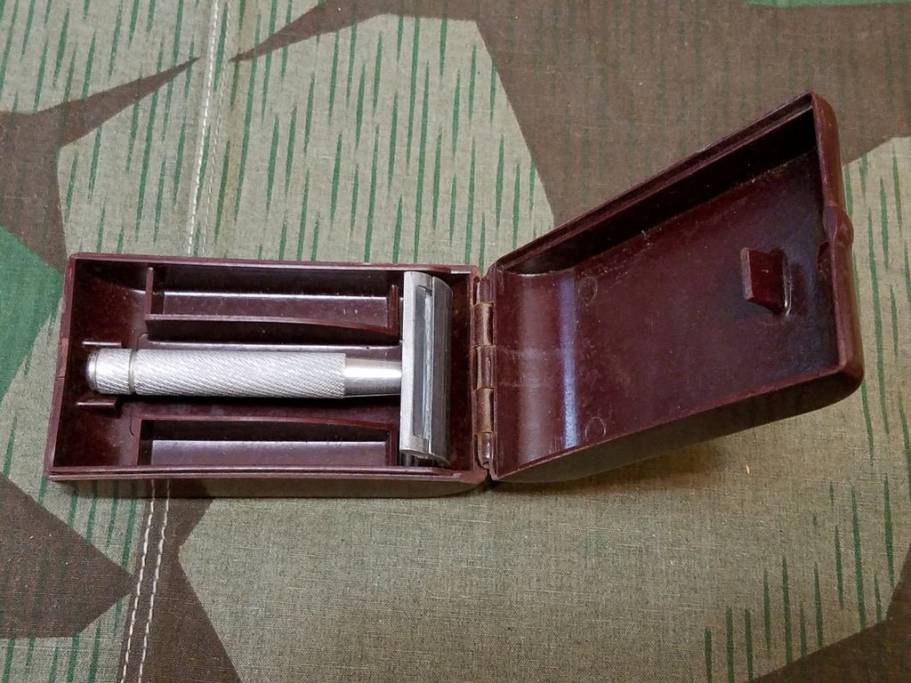 Razor in Brillant Bakelite Case — image 3