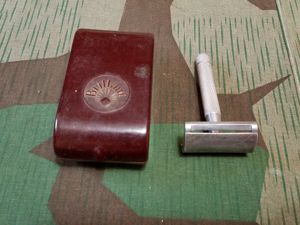 Razor in Brillant Bakelite Case