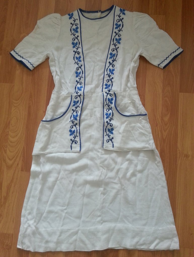 German White Dress with Blue Needlework & Peplum PocketsB-34' W-26' H-37' — image 2
