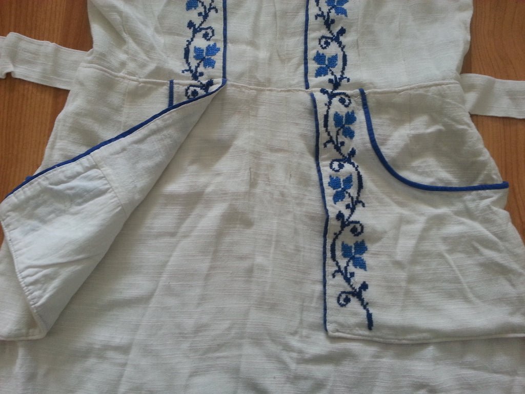 German White Dress with Blue Needlework & Peplum PocketsB-34' W-26' H-37' — image 4