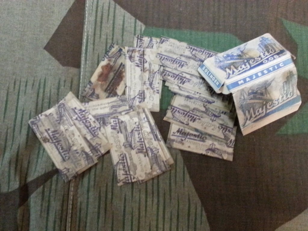 Period German Razor in Box w/ Blades — image 2