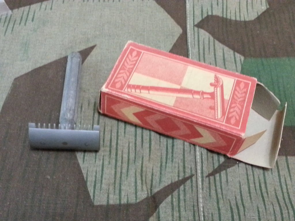 Period German Razor in Box w/ Blades — image 3