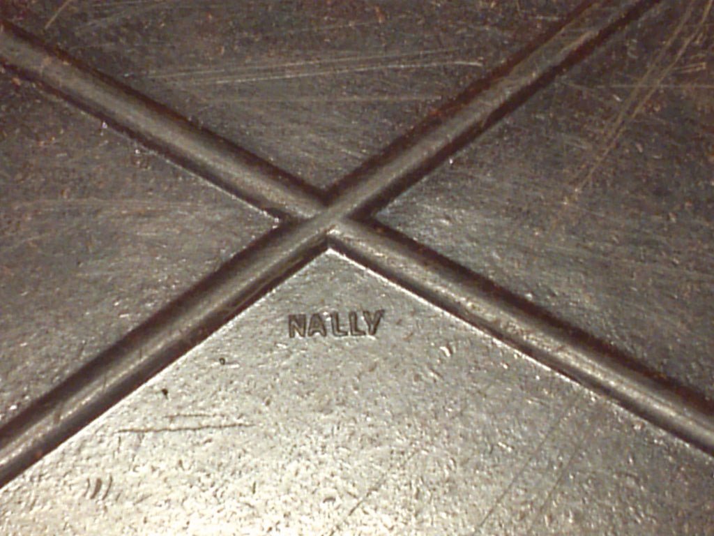 Original Bakelite Soap Dish with Carving — image 4