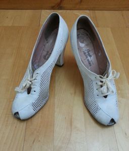 1940s White Peep Toe Heels(Size 8 1/2 aaa)
