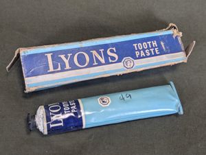 Lyons Toothpaste in Box (Full)