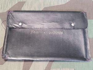Familienpapiere Envelope Holder (Family Papers)