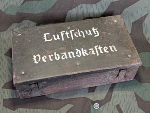 Original Luftschutz Verbandkasten EMPTY