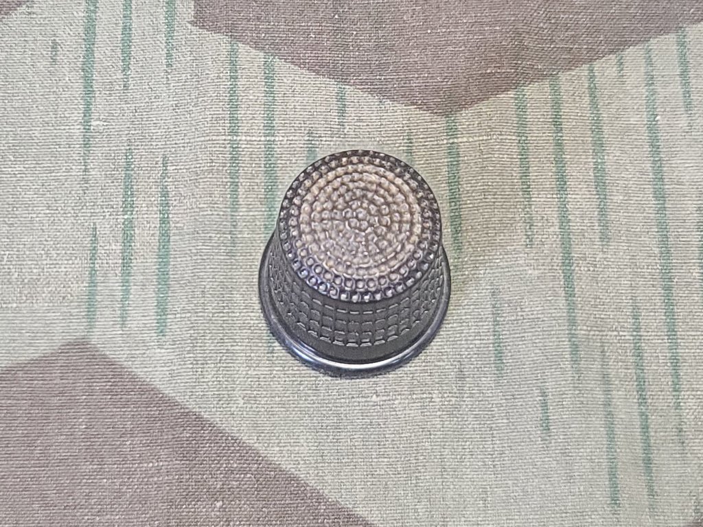 Bakelite Thimble 'Finger Hat' (Larger Size) — image 5