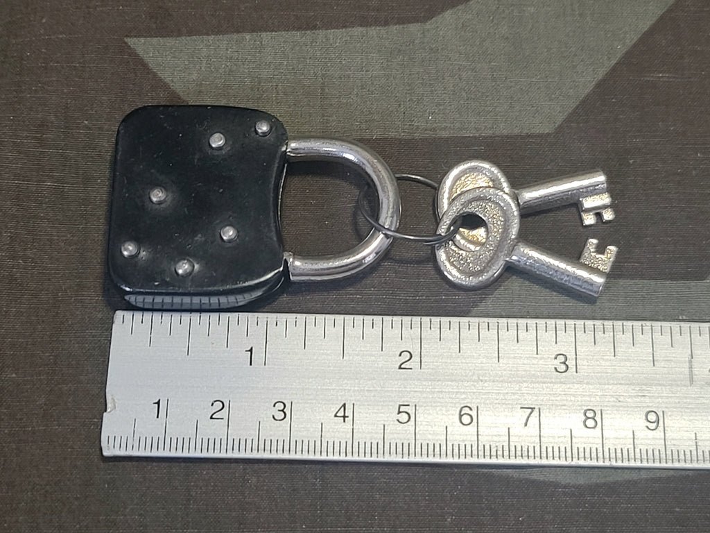 German Lock with 2 Keys Wreath Design — image 2