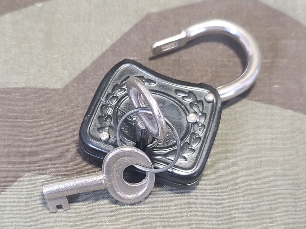 German Lock with 2 Keys Wreath Design — image 4