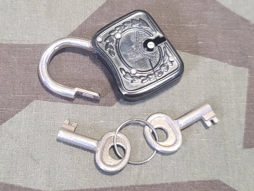 German Lock with 2 Keys Wreath Design — image 5