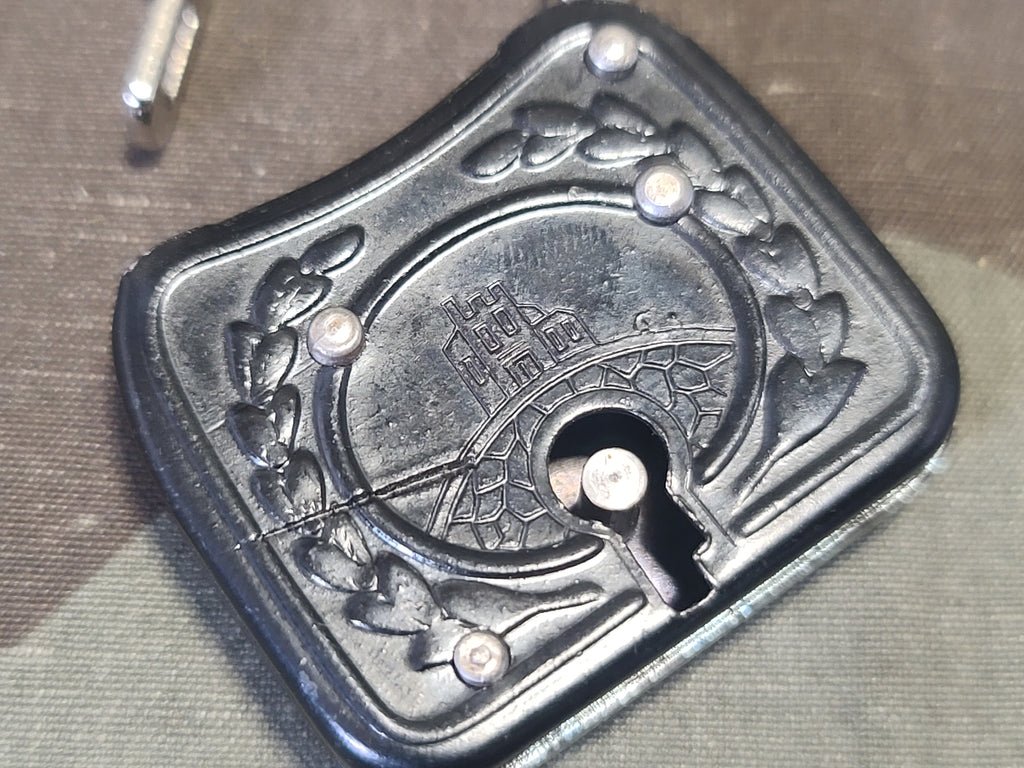 German Lock with 2 Keys Wreath Design — image 6