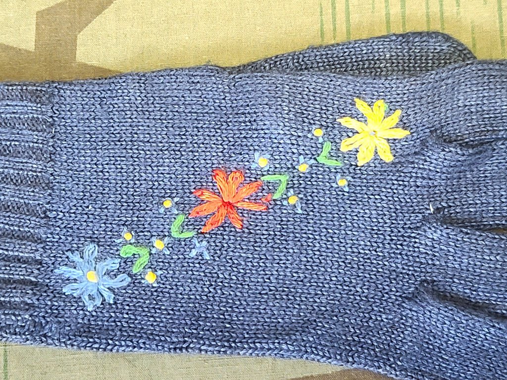 German Flower Winter Gloves — image 3