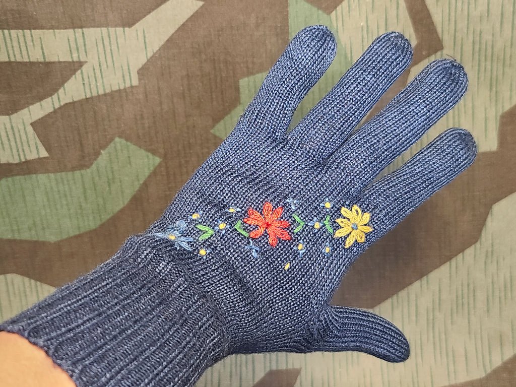 German Flower Winter Gloves — image 9