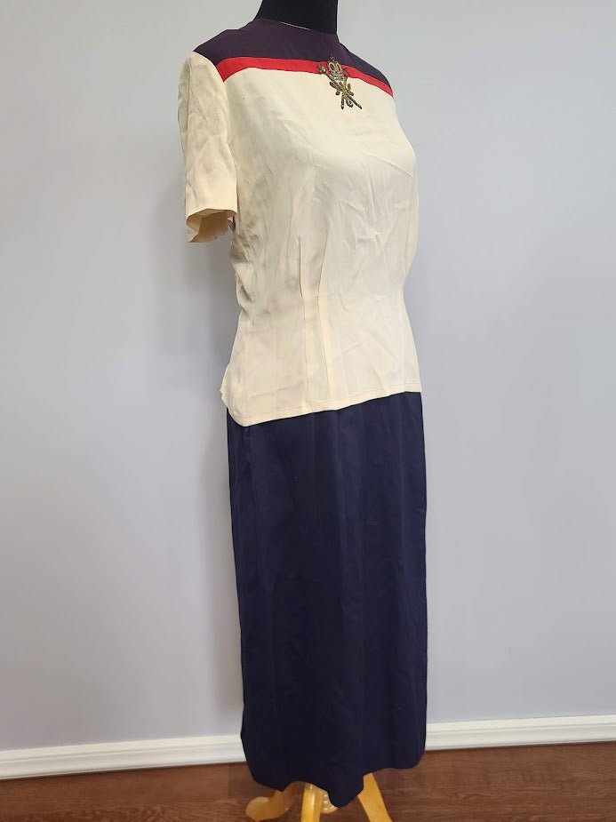 Blouse with Crown Embroidery and Skirt Set(B-41' W-28' H-41') — image 4