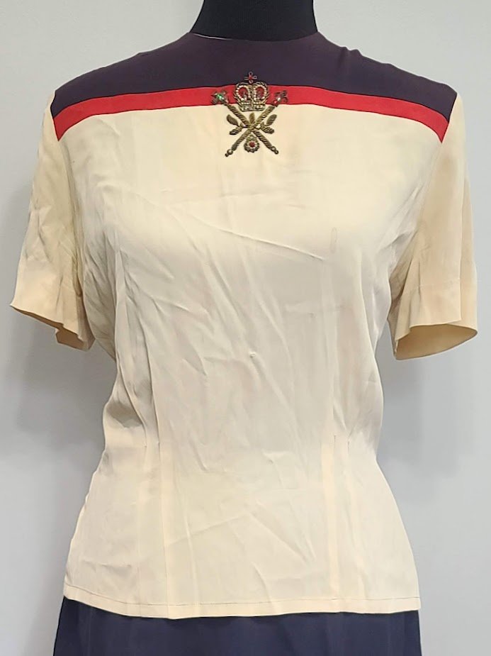 Blouse with Crown Embroidery and Skirt Set(B-41' W-28' H-41') — image 5