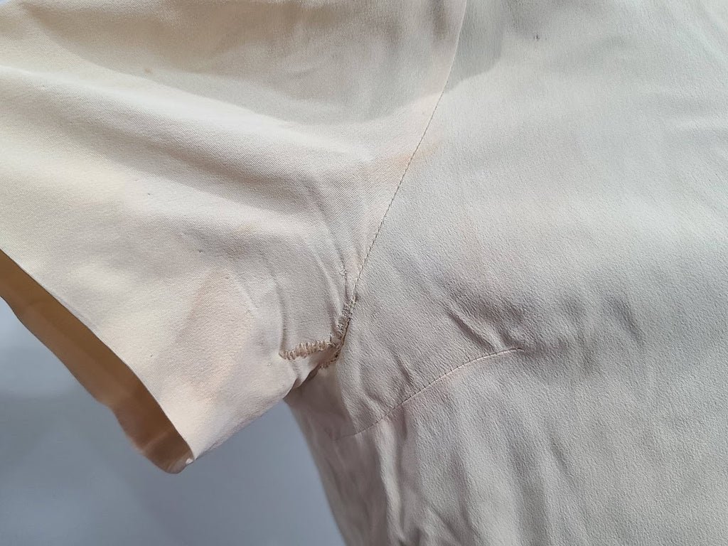 Blouse with Crown Embroidery and Skirt Set(B-41' W-28' H-41') — image 9