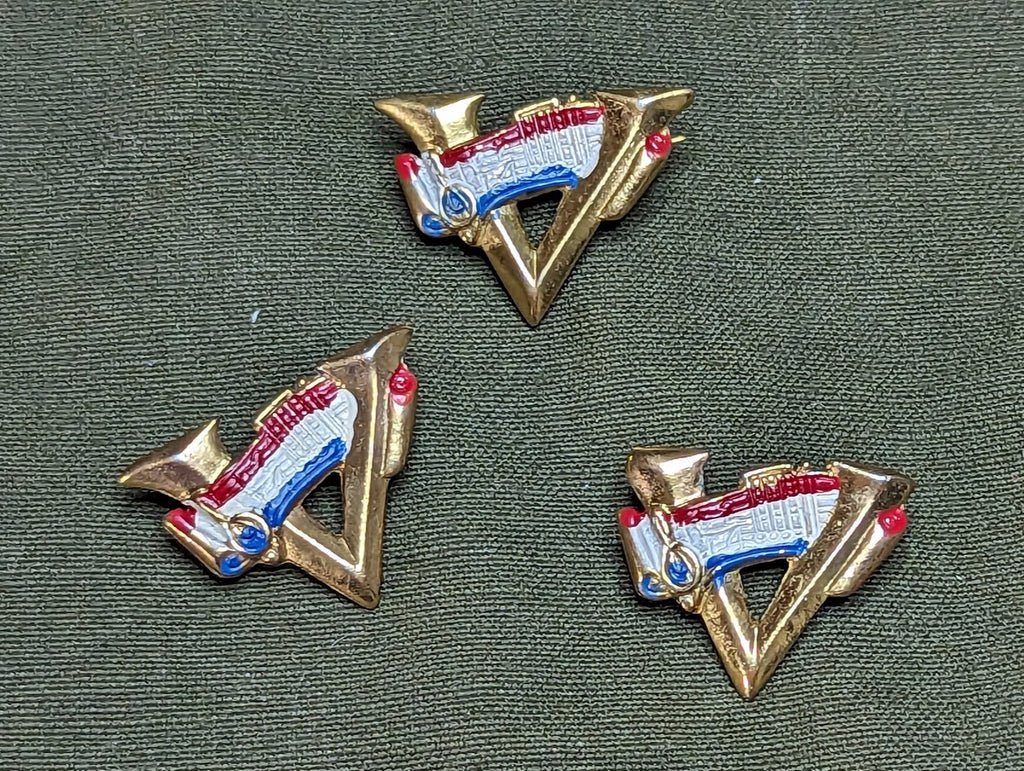 Small V for Victory Beethoven's 5th Symphony Music Note Pin — image 6