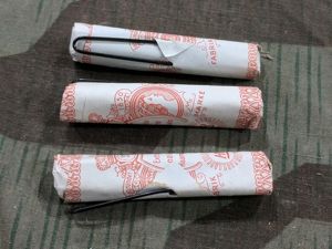 Haarnadlen Hair Pins in Original Paper