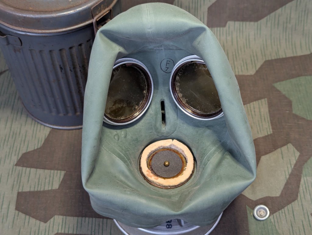 VM37 Volksgasmaske in Canister — image 10